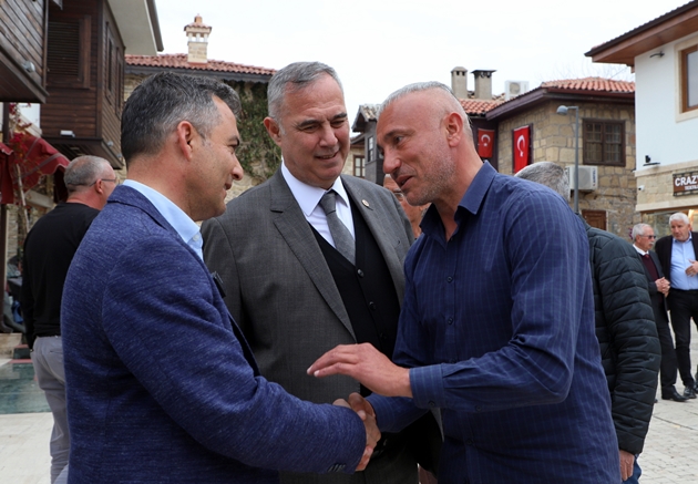 BAŞKAN ADAYI NİYAZİ NEFİ KARA ANTİK SİDE ESNAFINI ZİYARET ETTİ