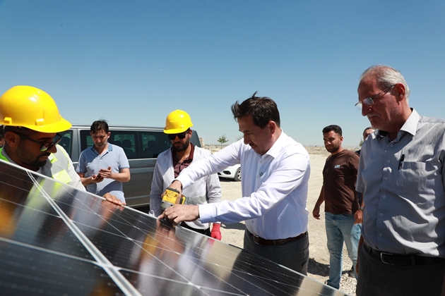 HASAN KILCA, İSMİL GÜNEŞ ENERJİ SANTRALİ’NDE DEVAM EDEN ÇALIŞMALARI YERİNDE İNCELEDİ