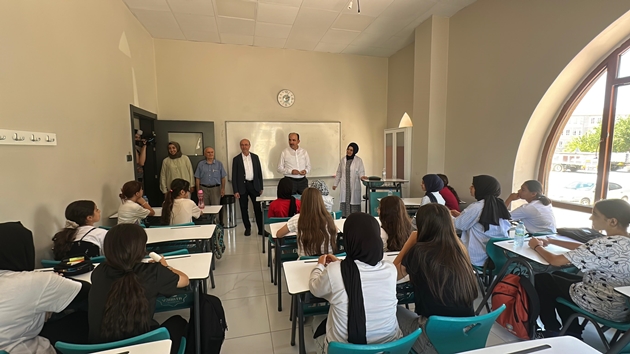 BAŞKAN ALTAY VE BAŞKAN PEKYATIRMACI BİLGEHANE’DE YAZ ETKİNLİKLERİNE KATILAN ÖĞRENCİLERLE BULUŞTU