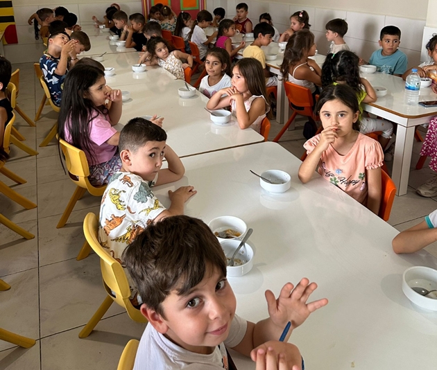 Minik öğrencilere aşure ikramı