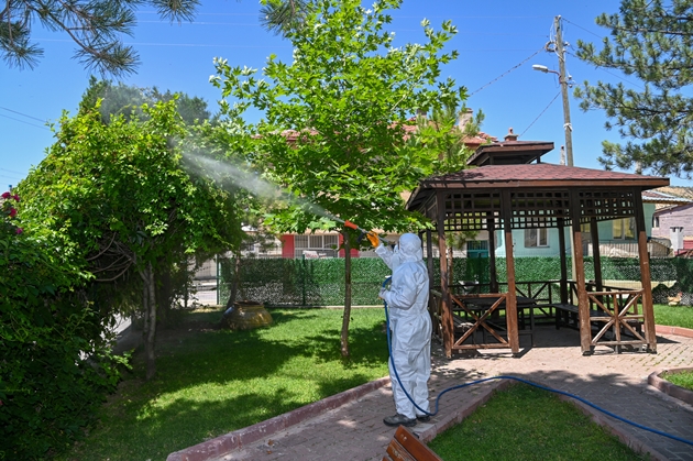 SELÇUKLU BELEDİYESİ YEŞİL ALAN İLAÇLAMALARINI DIŞ MAHALLELERDE DE SÜRDÜRÜYOR