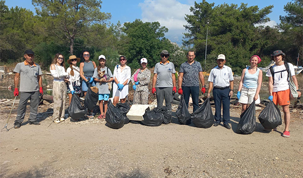 Kemer’de yabancı kadınlar ve belediye ekipleri çevre temizliği için bir araya geldi