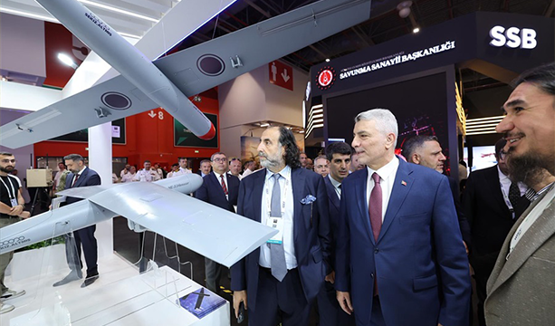 Ticaret Bakanı Ömer Bolat, IDEF 2025'i Ziyaret Etti
