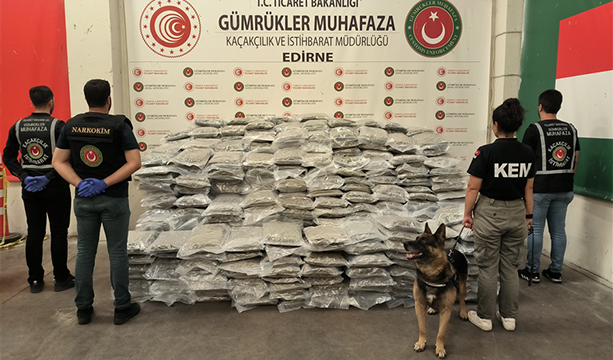 Ticaret Bakanlığı Gümrükler Muhafaza Ekipleri Uyuşturucuya Geçit Vermiyor! Son 1 Haftada 4 Ayrı Operasyonda Toplam Değeri: 986 Milyon 603 Bin Türk Lirası Miktarı: 1 Ton 375 Kilogram Olan Uyuşturucu Madde Ele Geçirildi