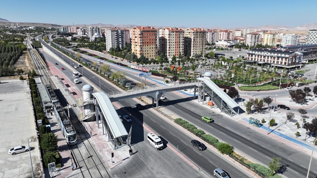 KONYA BÜYÜKŞEHİR, ÜNİVERSİTE ÖĞRENCİLERİNİN YOĞUN KULLANDIĞI YAYA ÜST GEÇİDİNE YÜRÜYEN MERDİVEN KAZANDIRDI