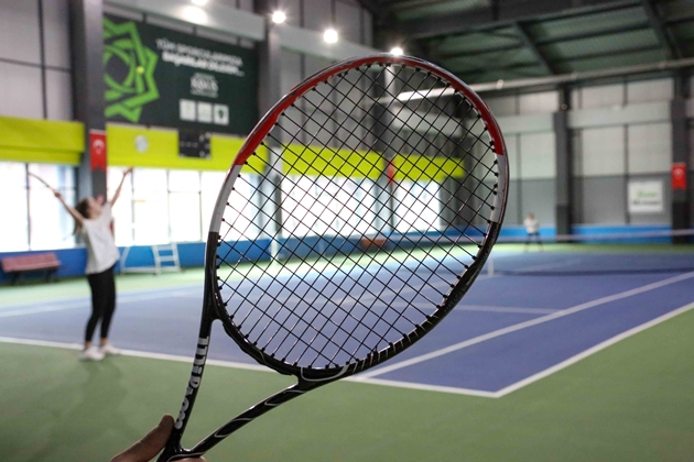 MERAM’DA AİLELER KORTTA BULUŞUYOR