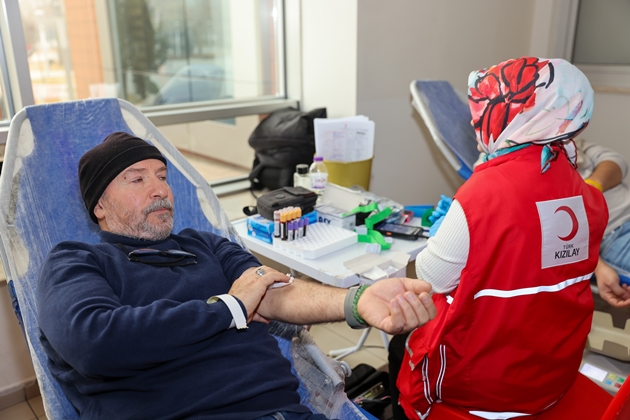SELÇUKLU BELEDİYESİ PERSONELİ VE VATANDAŞLARDAN KAN BAĞIŞI KAMPANYASINA DESTEK