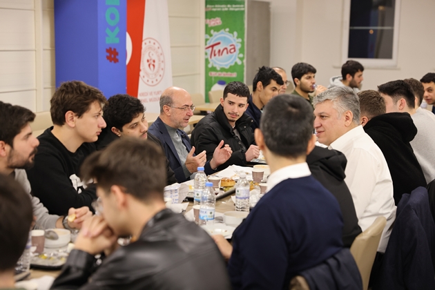 BAŞKAN PEKYATIRMACI ÖĞRENCİLERLE SAHUR YAPTI